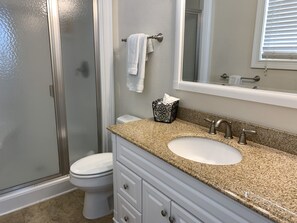 Ensemble douche/baignoire, sèche-cheveux, serviettes fournies