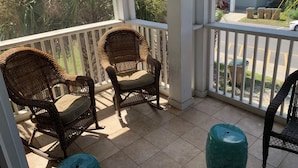 Property grounds - Beach house, five min walk from both the beach and the best street in town (Tybee Island)