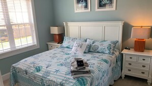 3 bedrooms, iron/ironing board, WiFi (free), bed sheets - Beach house, five min walk from both the beach and the best street in town (Tybee Island)