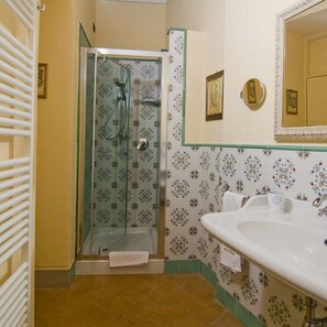 Douche, sèche-cheveux, bidet, serviettes fournies