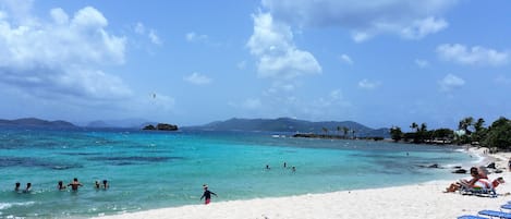 Espreguiçadeiras, toalhas de praia