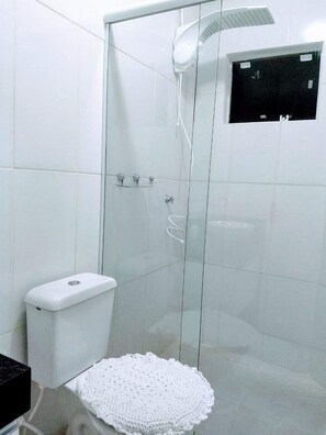 Regadera, secadora de cabello, papel de baño 