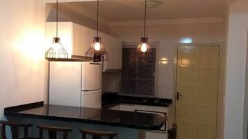 Geladeira, micro-ondas, fogão, cooktop