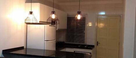 Geladeira, micro-ondas, fogão, cooktop