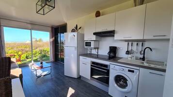 Réfrigérateur, micro-ondes, four, cafetiÚre/bouilloire