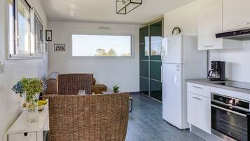 Réfrigérateur, micro-ondes, four, cafetiÚre/bouilloire