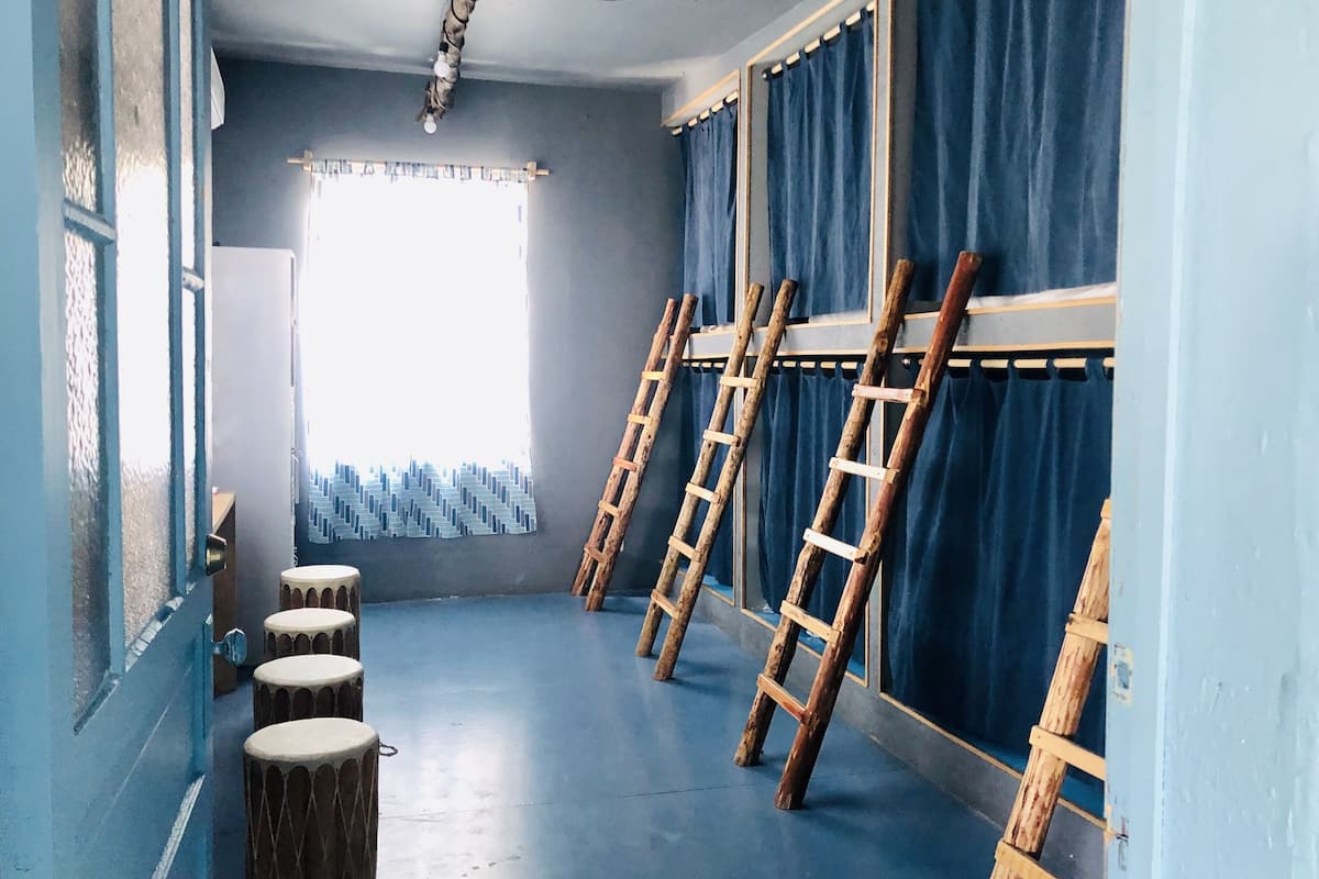 Dormitorio compartido básico | Wifi gratis y ropa de cama