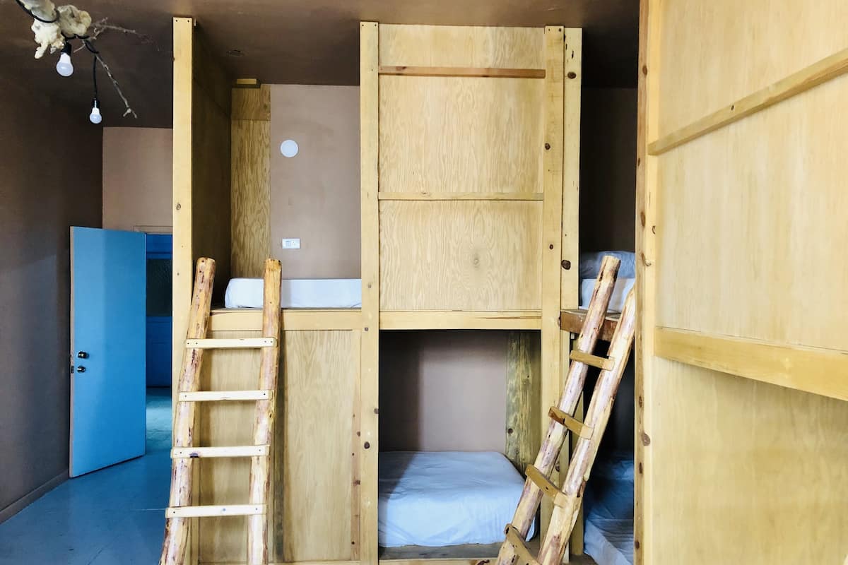 Dormitorio compartido tradicional | Wifi gratis y ropa de cama