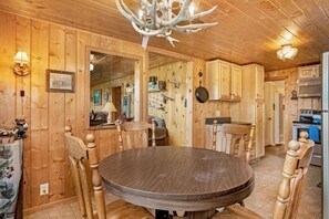 Dining - STUNNING ROCKY MOUNTAIN VIEWS!!!!! (Estes Park)
