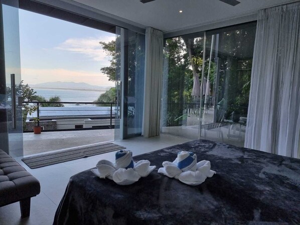 Ocean Jungle Pool View | Minibar, individually decorated, individually furnished, blackout drapes - Vista Ocean Suites (Quepos)