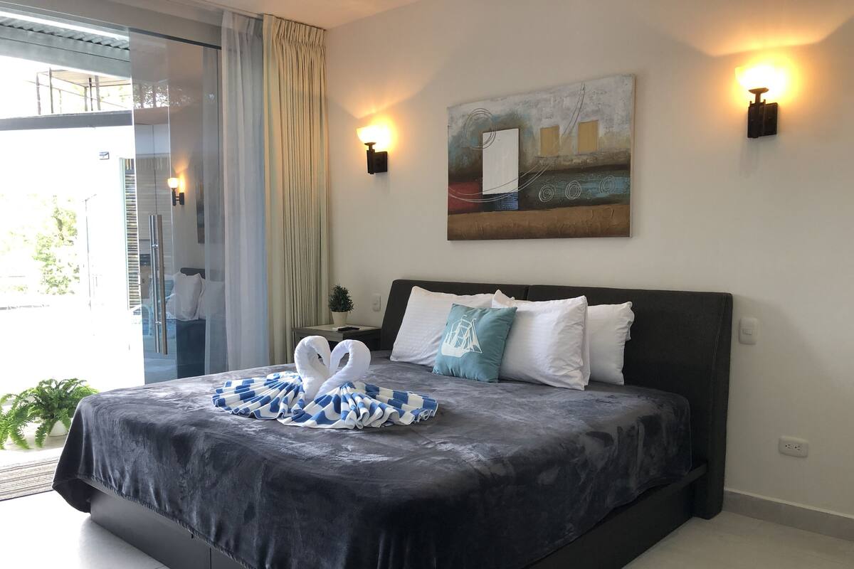 Pool Ocean View | Minibar, blackout drapes, WiFi (free), individually decorated
