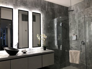 Ocean Pool View Suite | Bathroom | Shower, hair dryer, towels - Vista Ocean Suites (Quepos)
