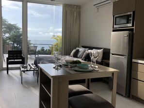 Ocean Pool View Suite | Minibar, individually decorated, individually furnished, blackout drapes - Vista Ocean Suites (Quepos)