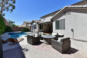 Outdoor pool, a heated pool - Spacious Home with privatePool & covered partio, chef's kitchen, 10min to dwtn (Henderson)