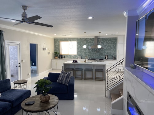 Spacious Home with privatePool & covered partio, chef's kitchen, 10min to dwtn