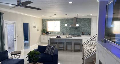 Spacious Home with privatePool & covered partio, chef's kitchen, 10min to dwtn