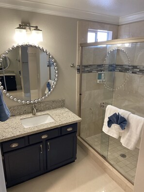 Combined shower/tub, hair dryer, towels, soap - Spacious Home with privatePool & covered partio, chef's kitchen, 10min to dwtn (Henderson)