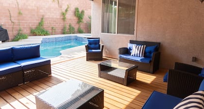 Spacious Home with privatePool & covered partio, chef's kitchen, 10min to dwtn