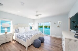 5 quartos, ferros/tábuas de passar roupa, berço de viagem