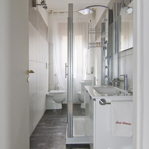 Douche, sèche-cheveux, bidet, serviettes fournies