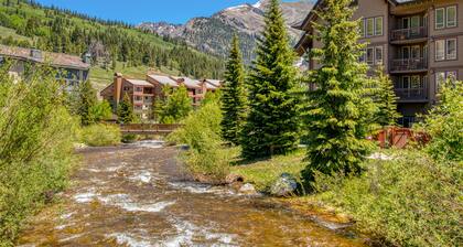 Casual ski studio with mountain views and shared hot tub - close to ski lifts