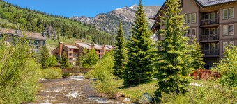 Casual ski studio with mountain views and shared hot tub - close to ski lifts