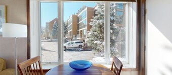 Casual ski studio with mountain views and shared hot tub - close to ski lifts