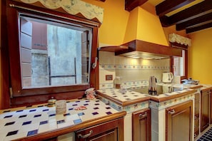 Kjøleskap, mikrobølgeovn, ovn og oppvaskmaskin