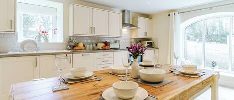 Ovn, oppvaskmaskin, høy barnestol og fryser