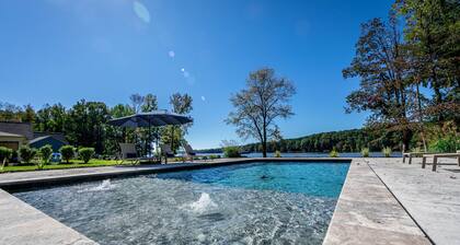 Lakefront, 6 bedroom 5.5 bath with pool, game room and fire pit- sleeps 14