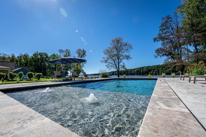 Lakefront, 6 bedroom 5.5 bath with pool, game room and fire pit- sleeps 14