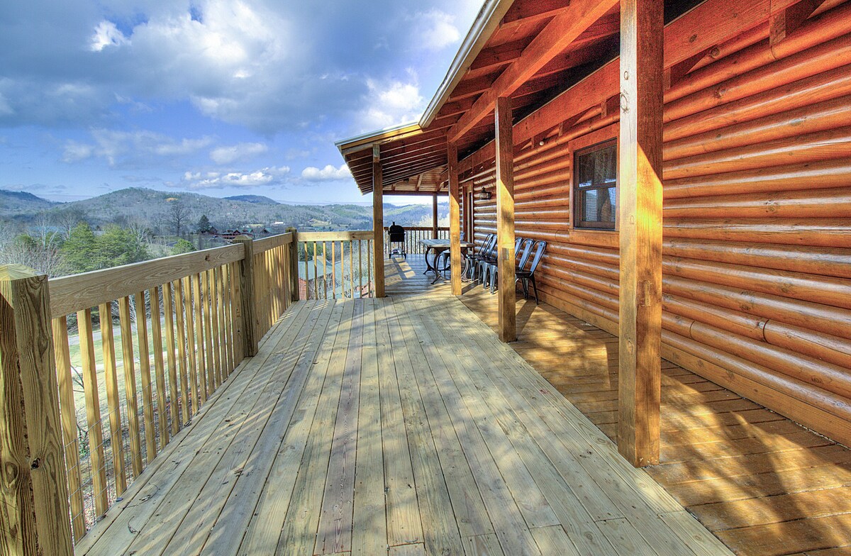 Valley Views, Easy Access & Perfect Family Cabin! Hot tub, theater room/play set