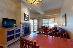 تلفزيون، مدفأة، مشغل دي في دي