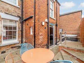 Outdoor dining - 5 bedroom accommodation in Whitby (Whitby)