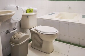 Kahden hengen standard-huone | Kylpyhuone | Suihku, ilmaiset hygieniatuotteet, pyyhkeet