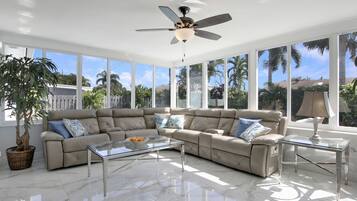 Smart-TV, Bücher, Stereoanlage