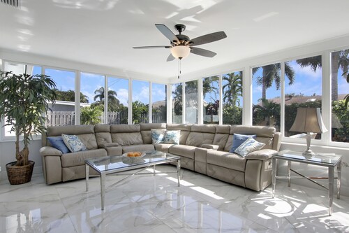 Heated salt water-pool & spa, walk to local beach, park, boat ramp, restaurants.