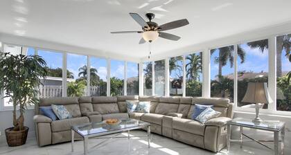 Heated salt water-pool & spa, walk to local beach, park, boat ramp, restaurants.