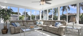 Heated salt water-pool & spa, walk to local beach, park, boat ramp, restaurants.