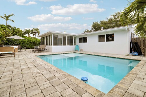 Heated salt water-pool & spa, walk to local beach, park, boat ramp, restaurants.