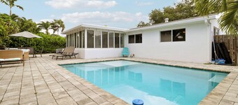 Heated salt water-pool & spa, walk to local beach, park, boat ramp, restaurants.