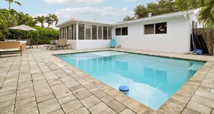 Heated salt water-pool & spa, walk to local beach, park, boat ramp, restaurants.