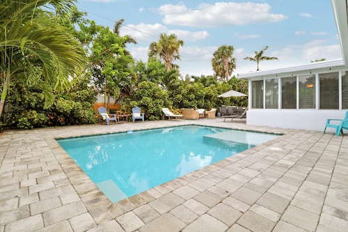 Heated salt water-pool & spa, walk to local beach, park, boat ramp, restaurants.