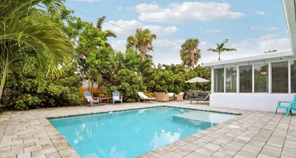 Heated salt water-pool & spa, walk to local beach, park, boat ramp, restaurants.