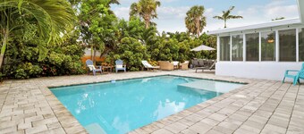 Heated salt water-pool & spa, walk to local beach, park, boat ramp, restaurants.