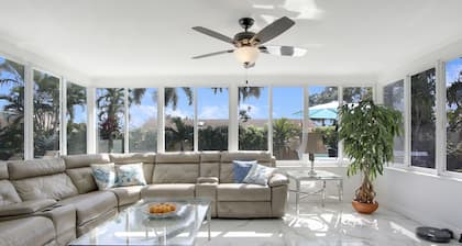 Heated salt water-pool & spa, walk to local beach, park, boat ramp, restaurants.