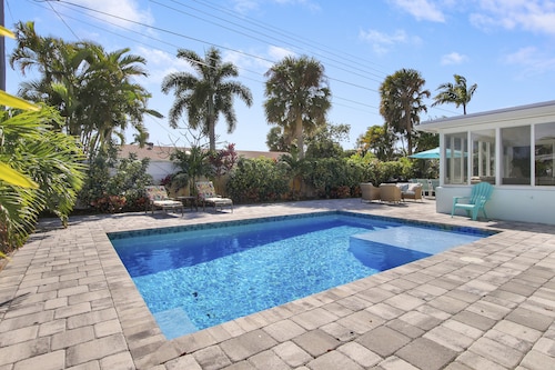 Heated salt water-pool & spa, walk to local beach, park, boat ramp, restaurants.