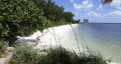Heated salt water-pool & spa, walk to local beach, park, boat ramp, restaurants.