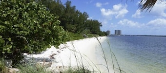 Heated salt water-pool & spa, walk to local beach, park, boat ramp, restaurants.