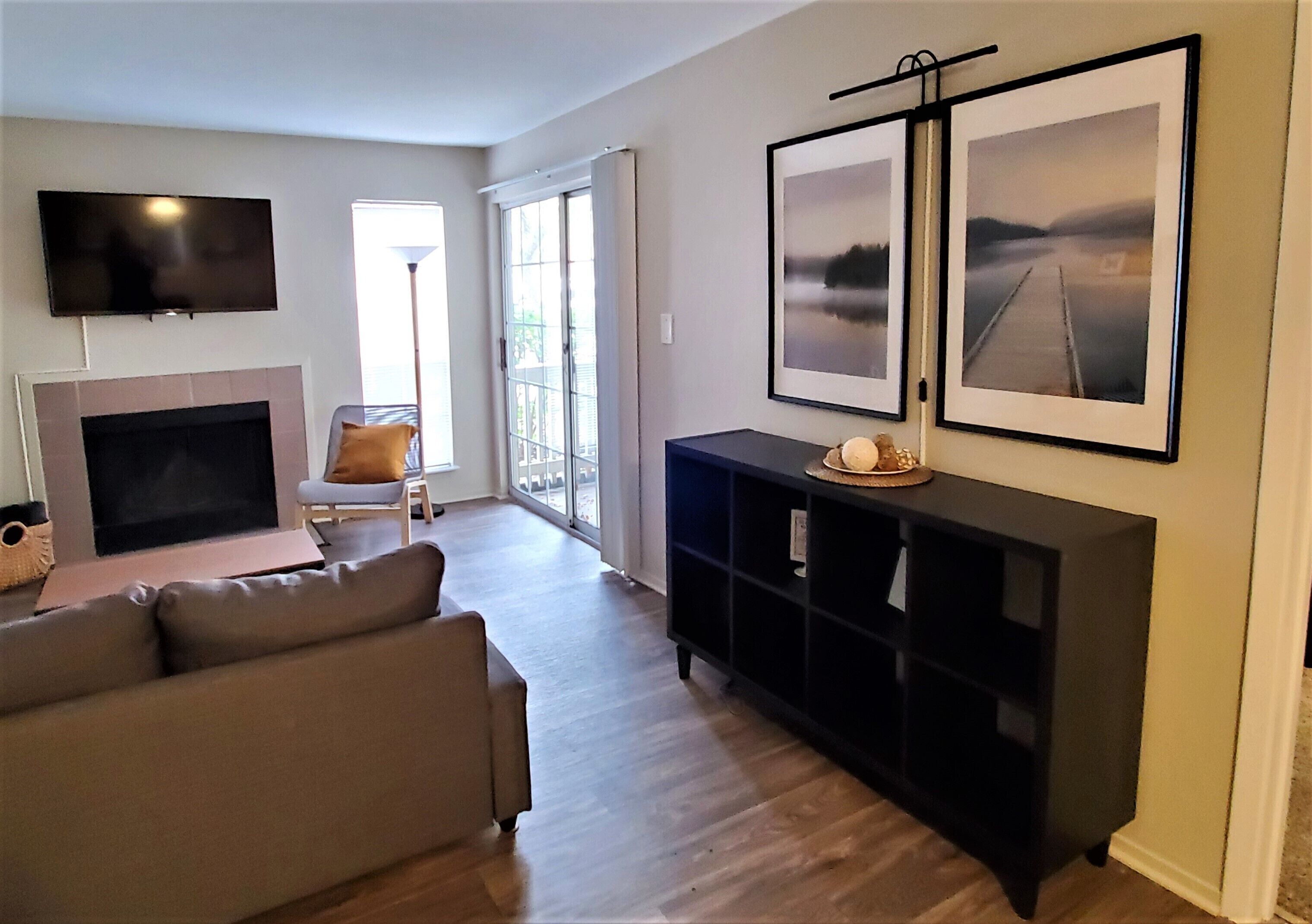 Smart TV, fireplace, Netflix, Hulu